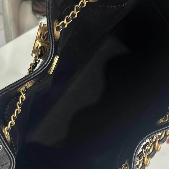 CHANEL 25 SMALL HANDBAG Grained Calfskin & Gold-Tone Metal Black - Picture 7 of 16